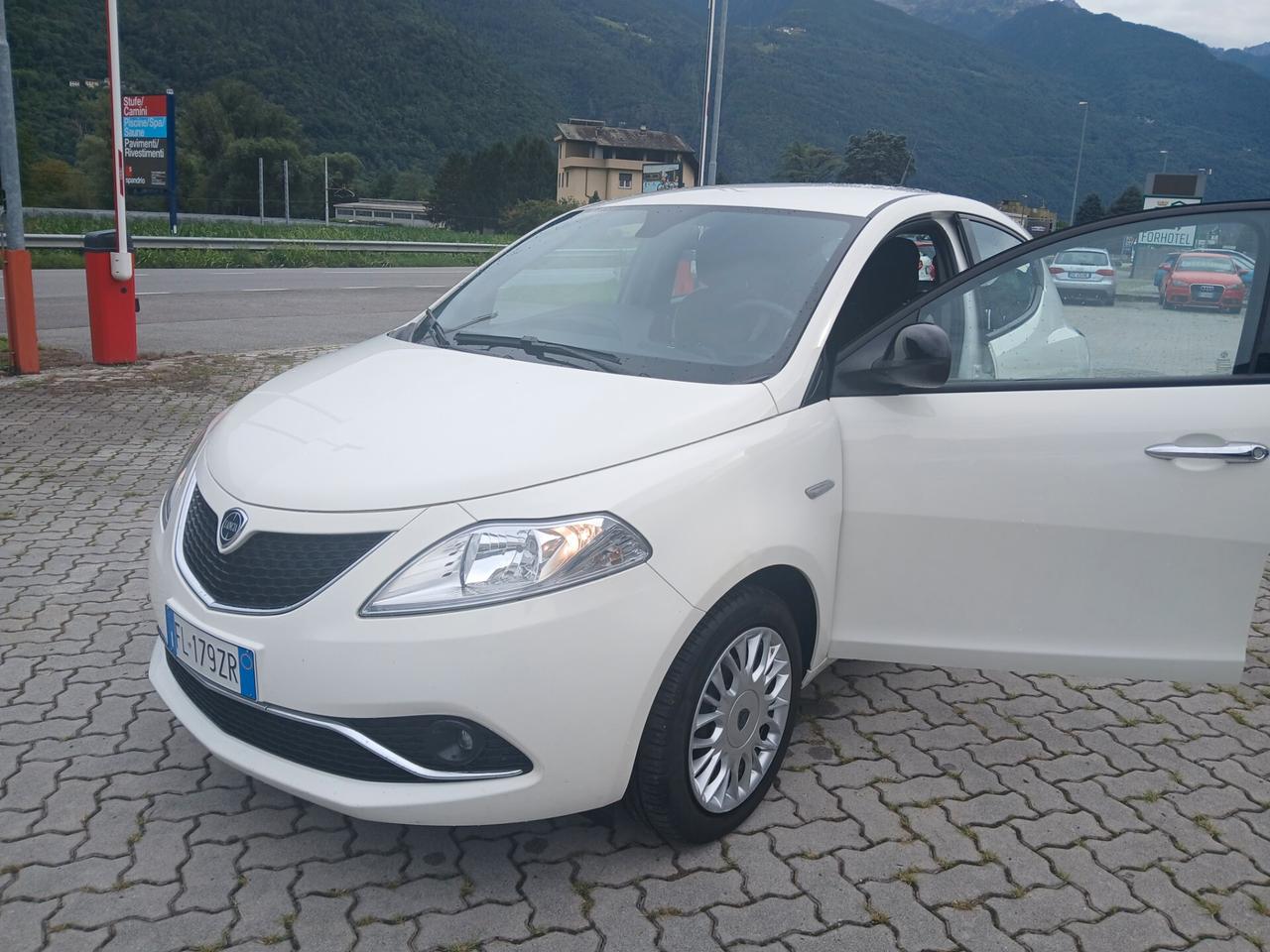 Lancia Ypsilon 1.2 69 CV 5 porte Silver