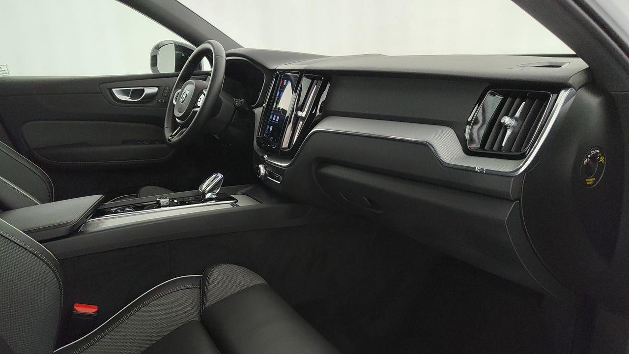 VOLVO XC60 2.0 b5 Plus Dark awd auto