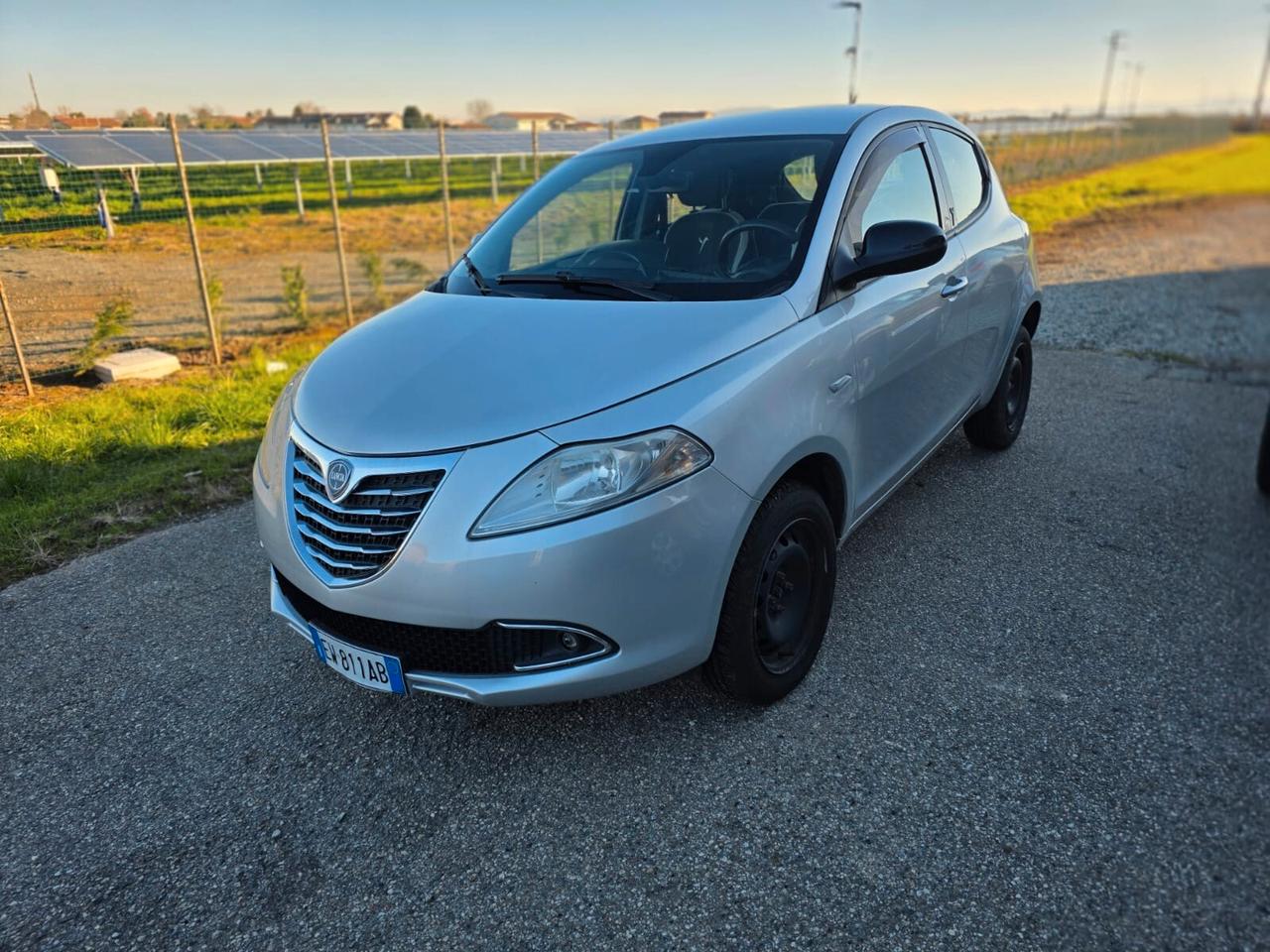 Lancia Ypsilon 0.9 TwinAir 85 CV 5 porte Metano Ecochic Silver