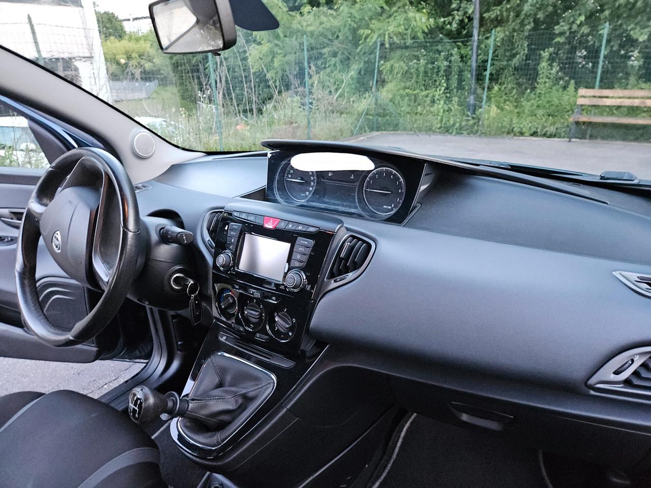 Lancia Ypsilon 0.9 TwinAir 85 CV 5 porte Metano Ecochic Platinum