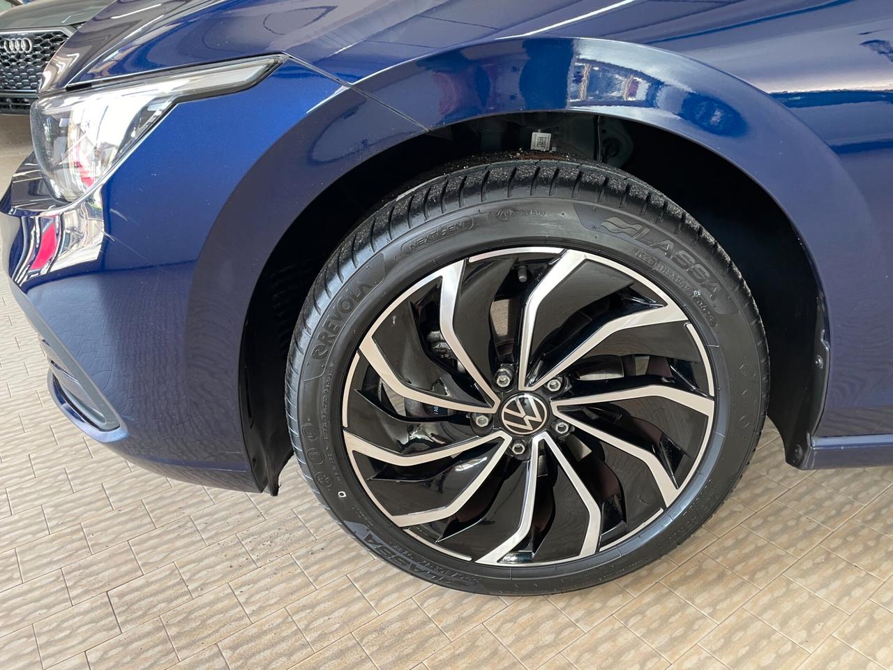 Volkswagen Golf 1.0 eTSI EVO DSG Life Cerchi17 Luci ambient