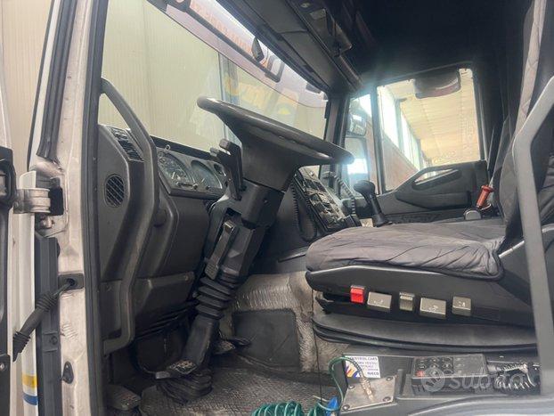 Iveco EuroTech Cursor Scarrabile con Gru