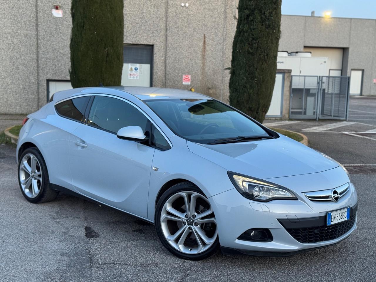 Opel Astra GTC 2.0 CDTI 165CV Cosmo