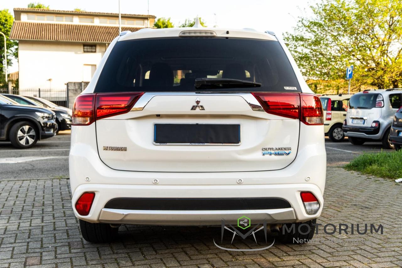 Mitsubishi Outlander 2.0 4WD PHEV Instyle 2018 - PLUG-IN HYBRID