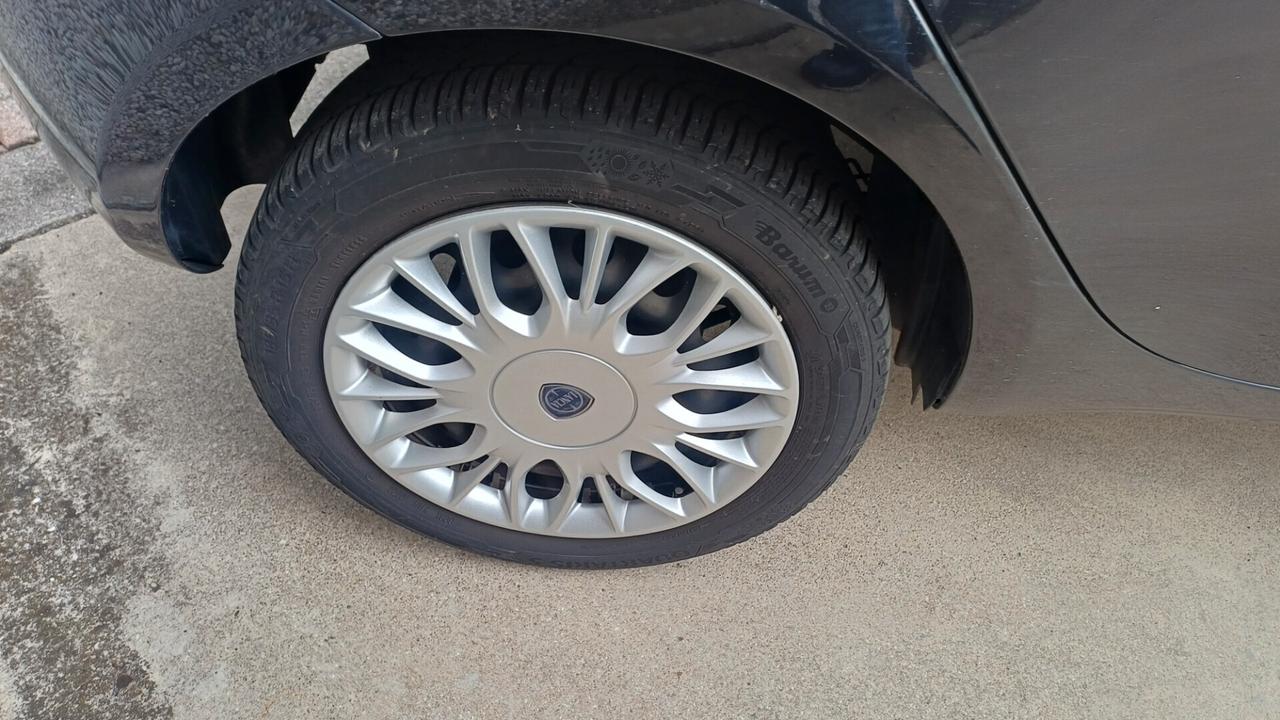 Lancia Ypsilon 1.2 69 CV 5 porte GPL Ecochic Silver OK Neopatentati