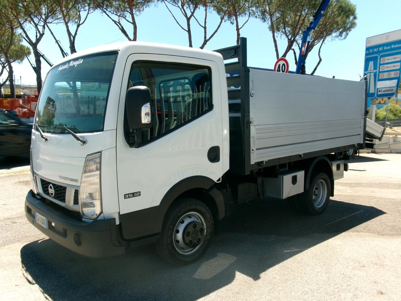 Nissan Cabstar NT 400 35-12 E5 RIBALTABILE TRILATERALE CON SOVRASPONDE GANCIO TRAINO