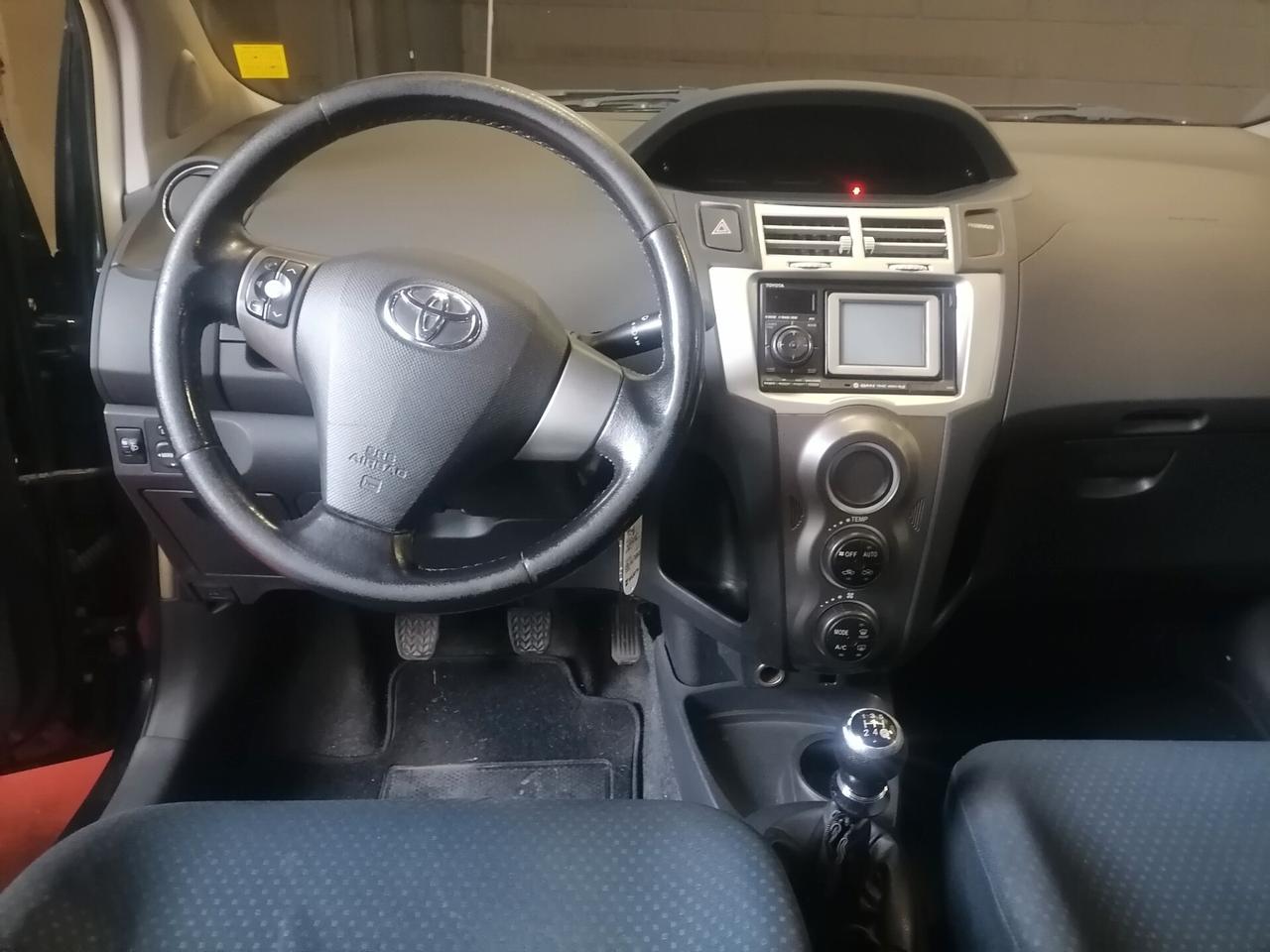 Toyota Yaris 1.0 5 porte Luxury Pack