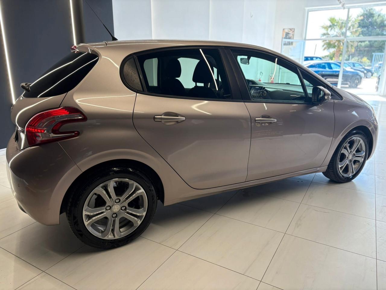 Peugeot 208 1.4 HDi 68 CV 5 porte Allure