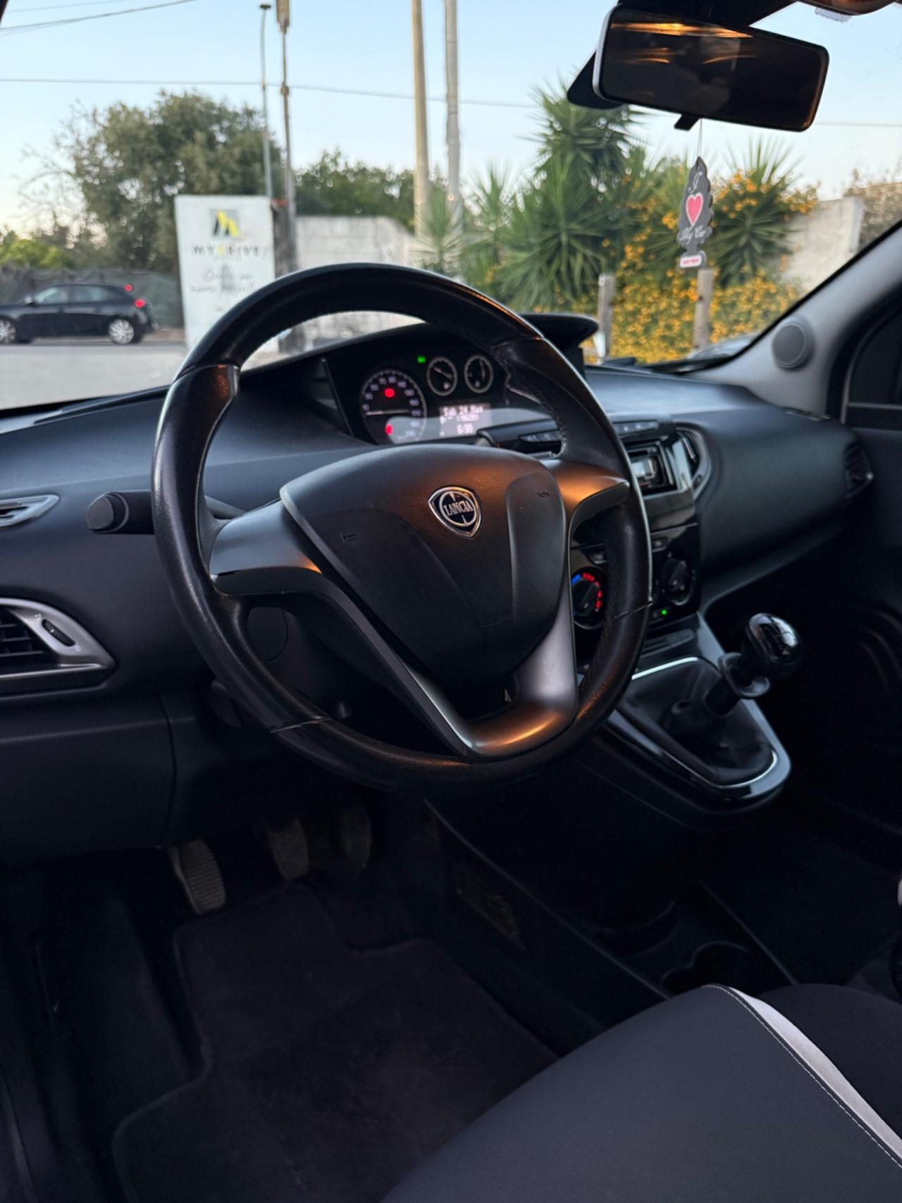 Lancia Ypsilon 0.9 TwinAir 85 CV 5 porte Metano Ecochic Elefantino