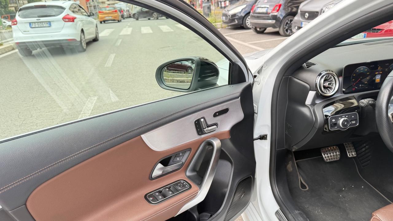 Mercedes-benz A 180 A 180 d Automatic Premium LED NAVI PELLE TETTO APRIBILE PACCHETTO LUCI PDC CERCHI 19 COCKPIT