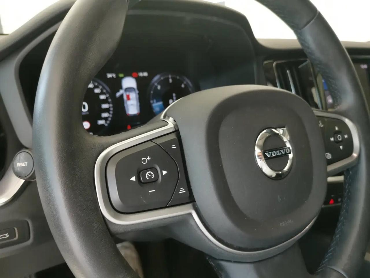 Volvo V60 B4 (d) Geartronic Momentum Business