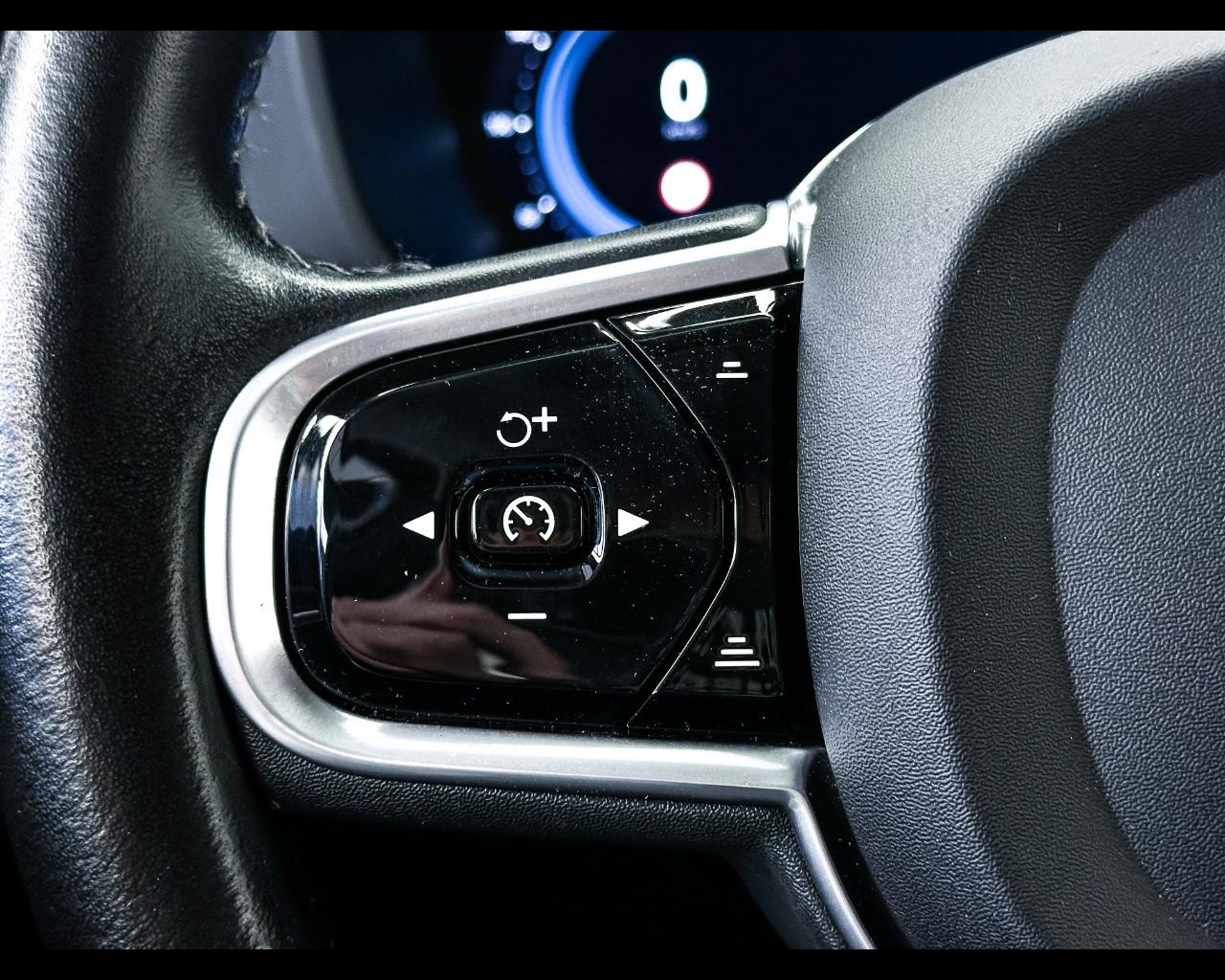 VOLVO XC60 (2017--->) - XC60 B4 (d) AWD Geartronic Inscription