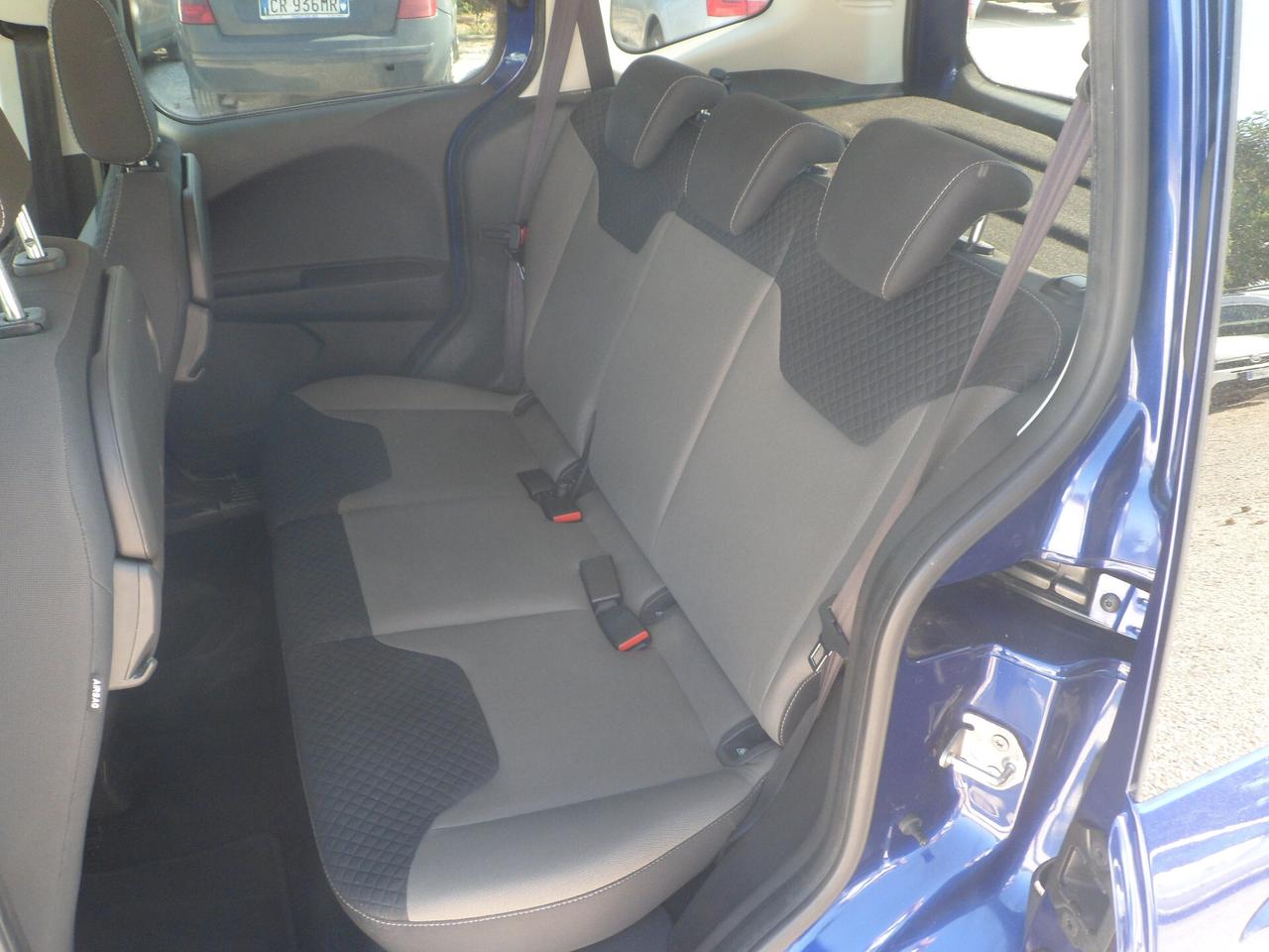 Ford Tourneo Courier 5 posti autovettura