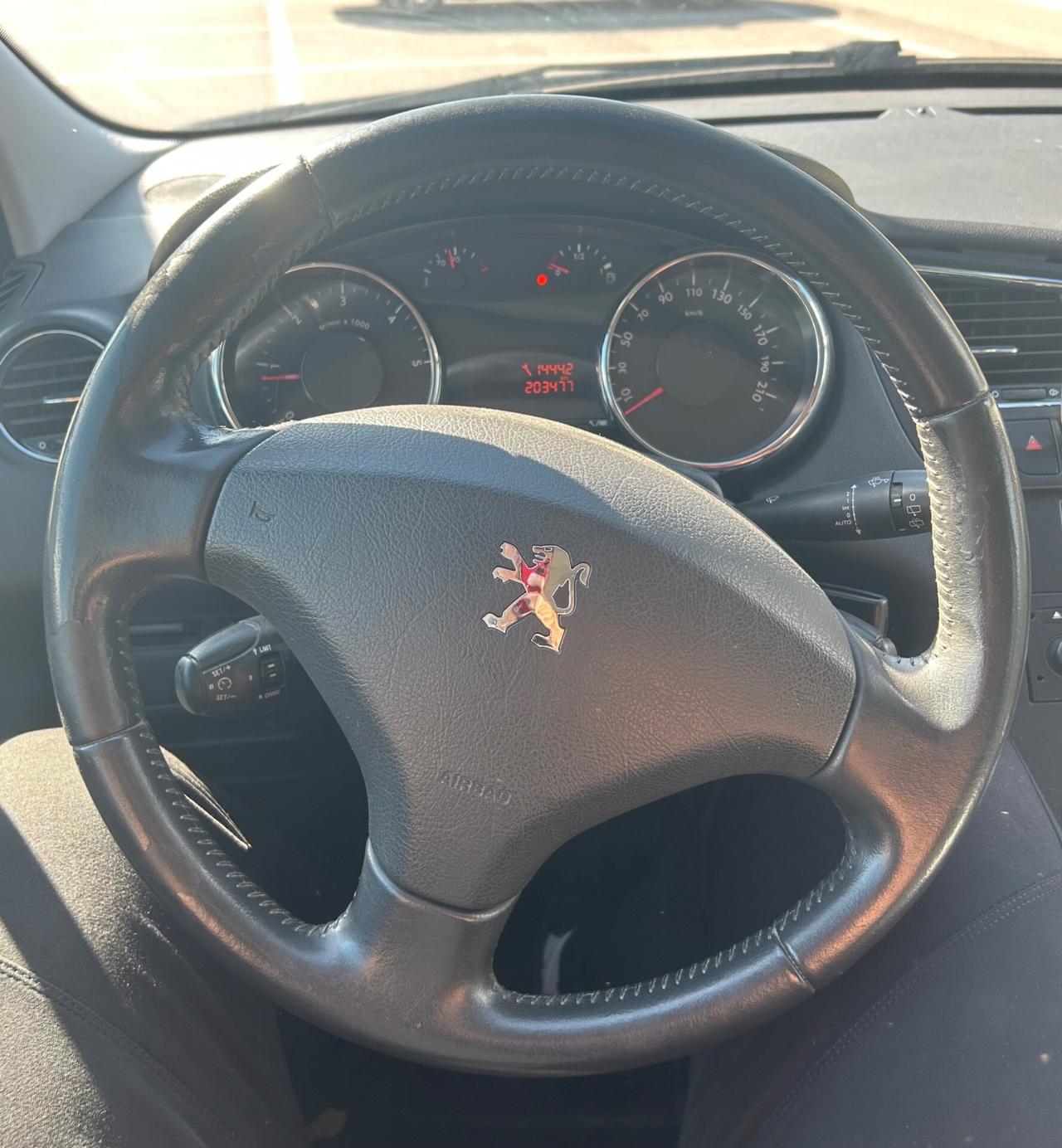 Peugeot 5008 HDi Business 7p. Neopatentati 2011