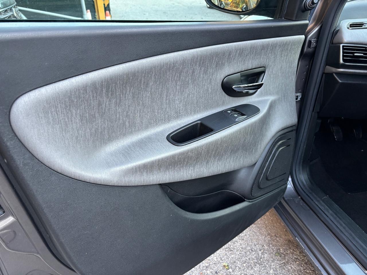 Lancia Ypsilon 1.3 MJT 5 porte OK Neopatentati