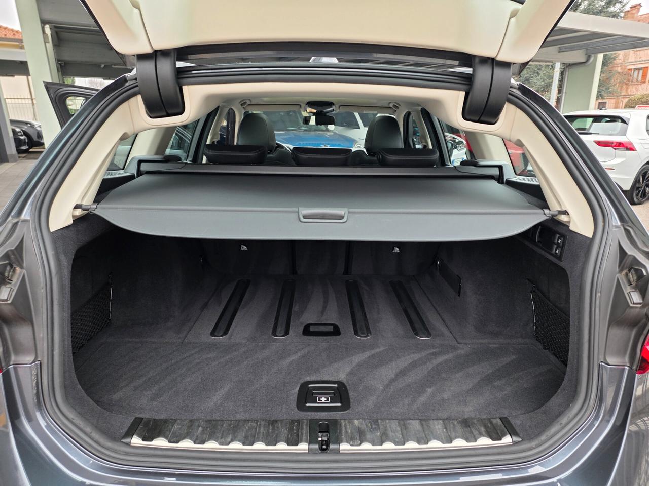 Bmw 318i Touring 2.0 156cv AUT. LUXURY/TETTO+PELLE+LED