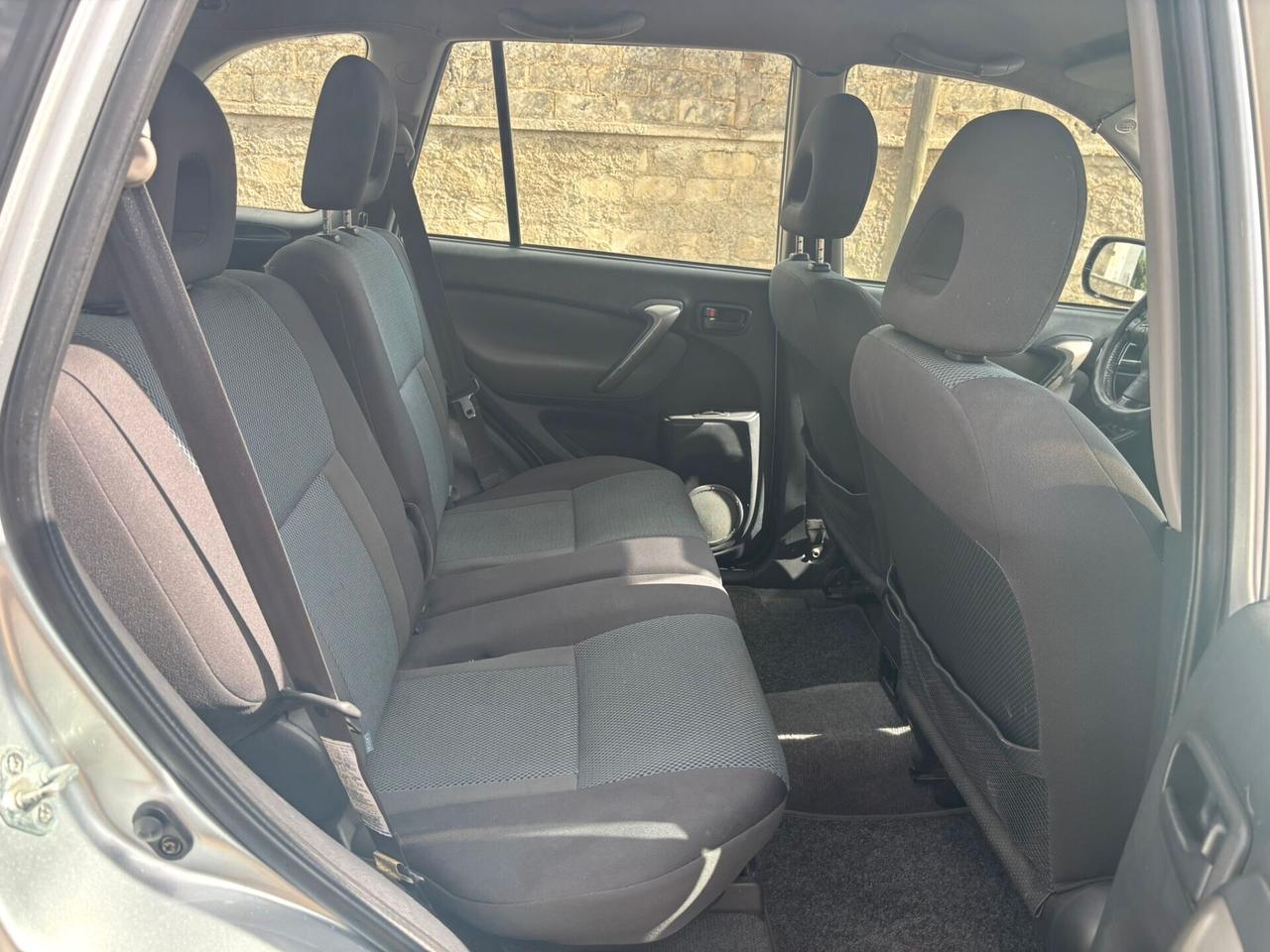 TOYOTA RAV-4 2.0 D-4D - 2004