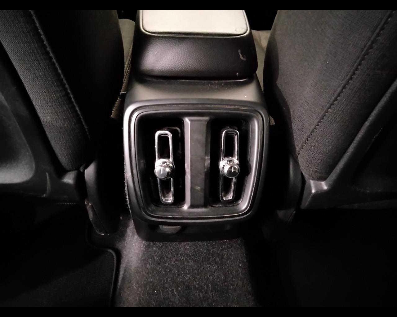 VOLVO XC40 - XC40 1.5 t3 Momentum Core 163cv my21
