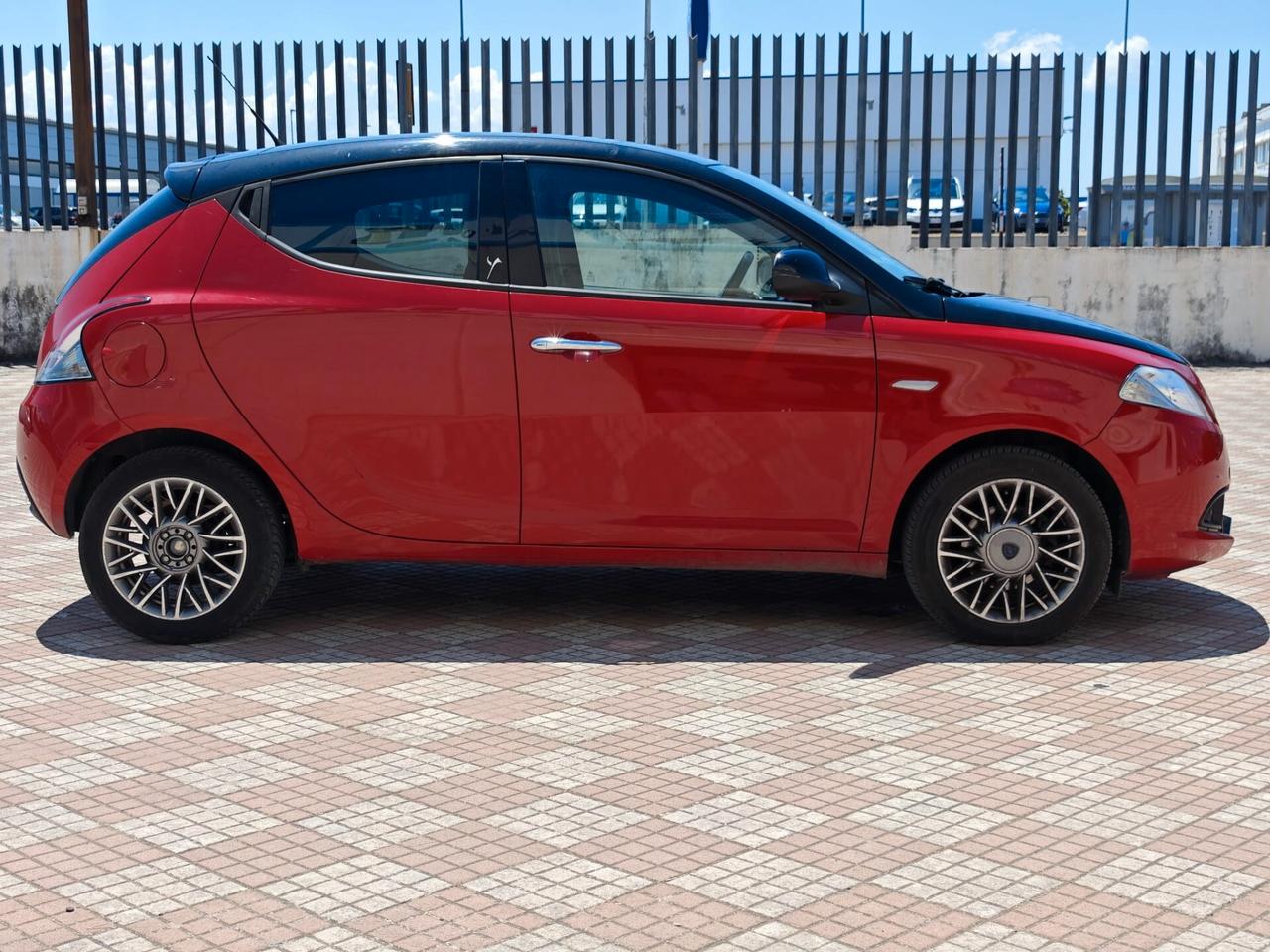 Lancia Ypsilon LANCIA YPSLON BLACK&RED 1.3 JTD 95CV STOP&START
