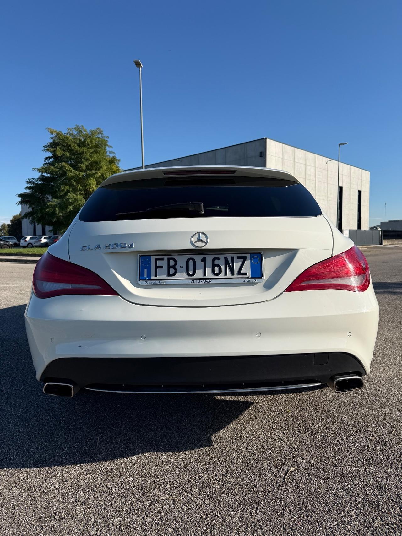 Mercedes-benz CLA 200 .