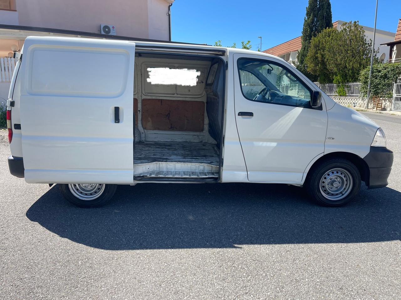 Toyota Hiace 2.5 D-4D Van 3 posti