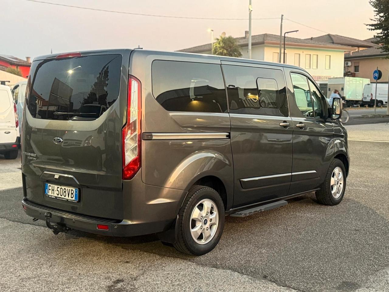 Ford Tourneo Custom 310 2.0 TDCi 170CV automatico 9 posti