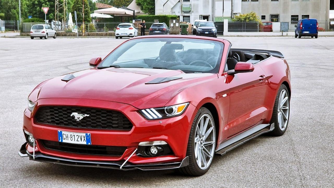 Ford Mustang Fastback 3.7 Cabrio Noleggio