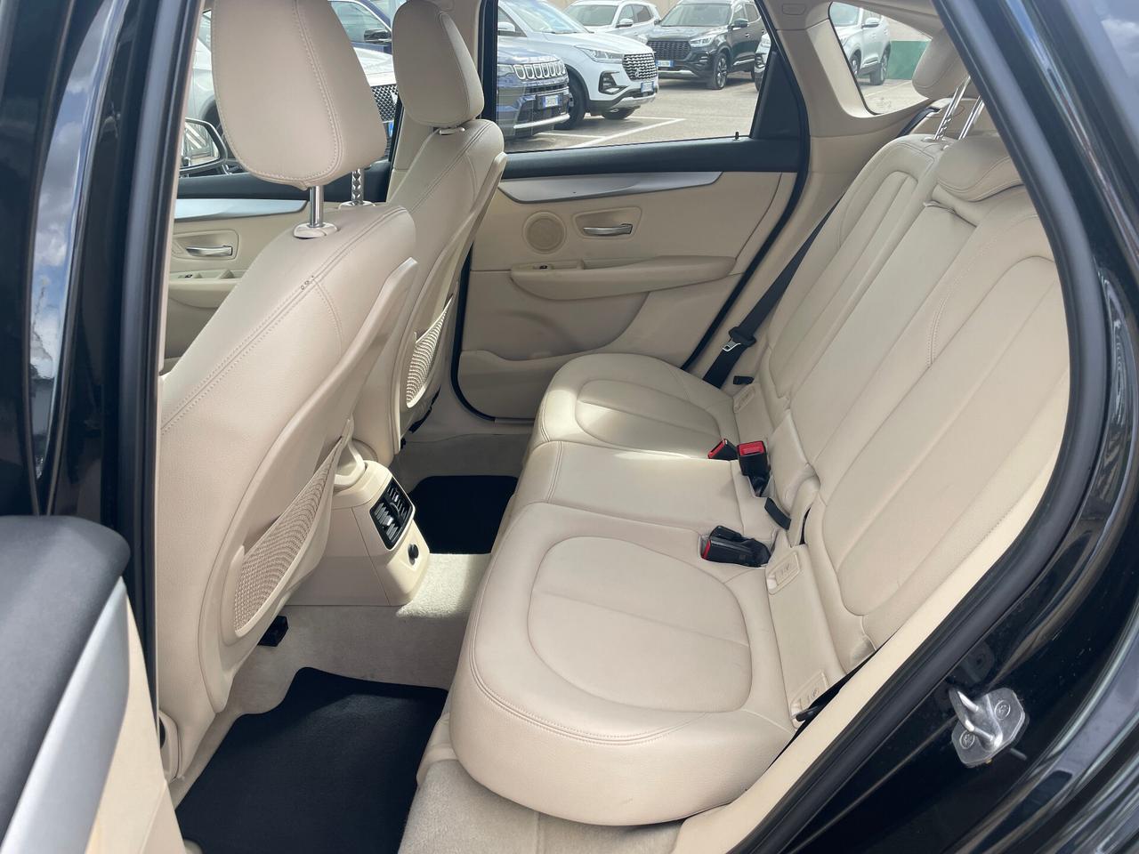 Bmw 218d Active Tourer Luxury auto-NAVI-RETRO-PELLE