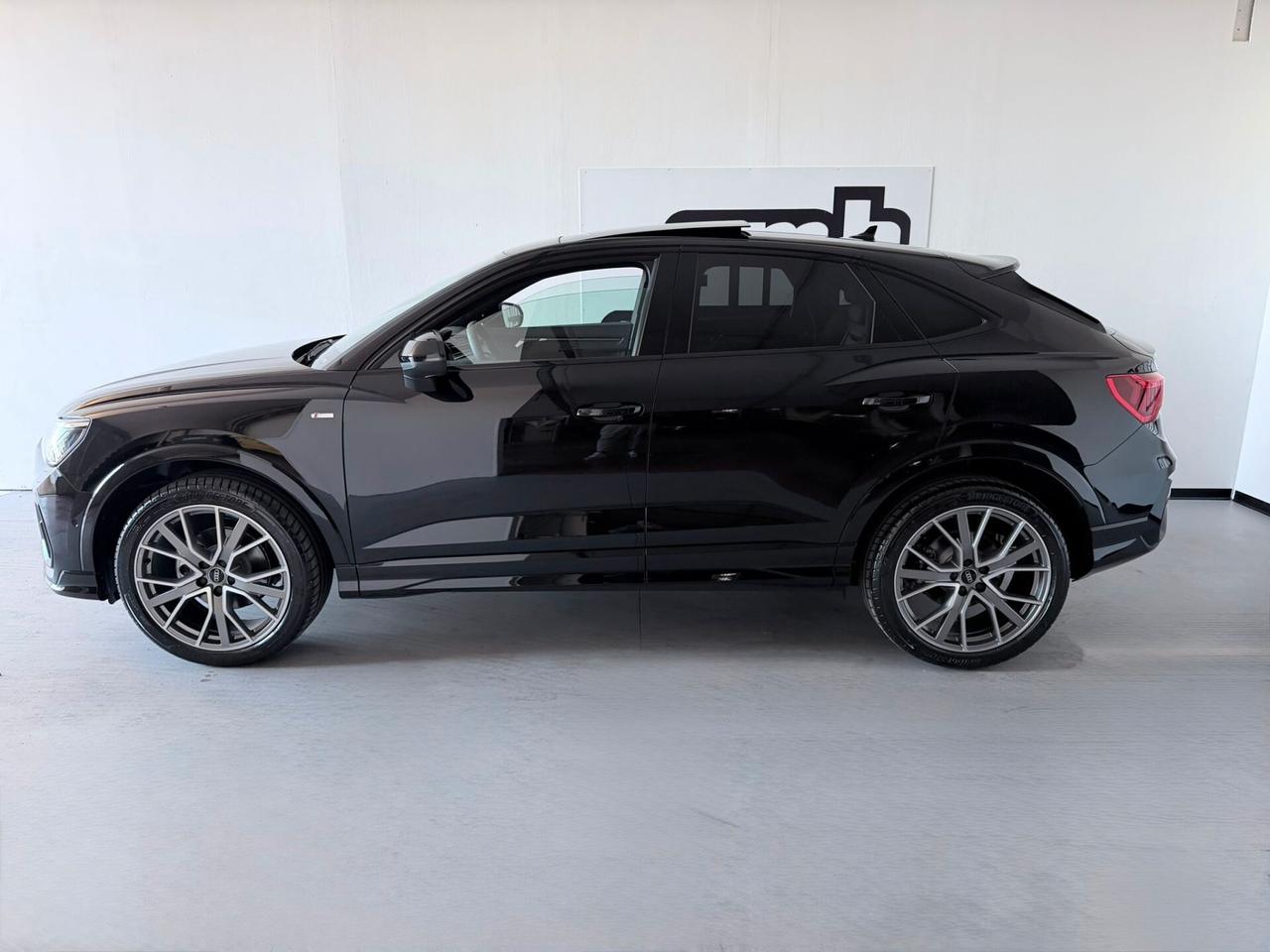 Audi Q3 35 TDI S tronic Identity Black