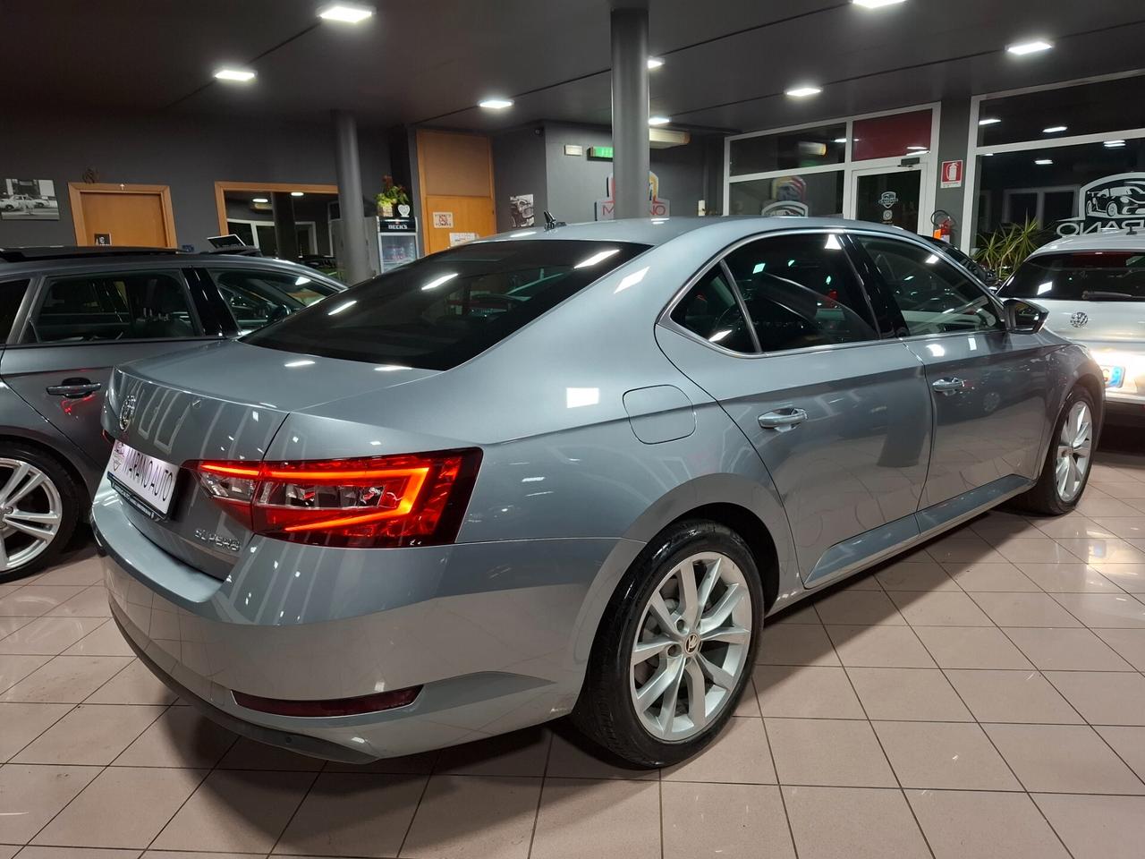 Skoda Superb 2.0 TDI Berlina