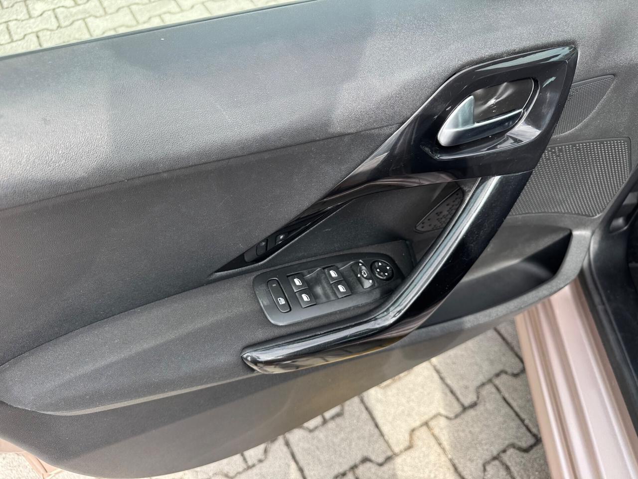 Peugeot 208 1.4 e-HDi 92 CV 5 porte neopatentati