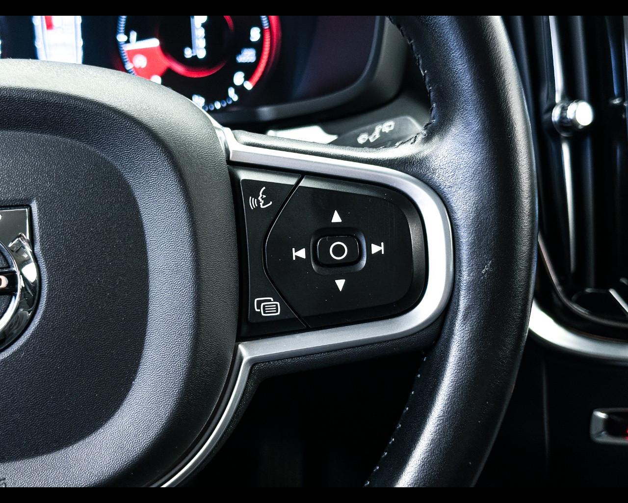 VOLVO V60 (2018-->) - V60 D3 Geartronic Momentum Business