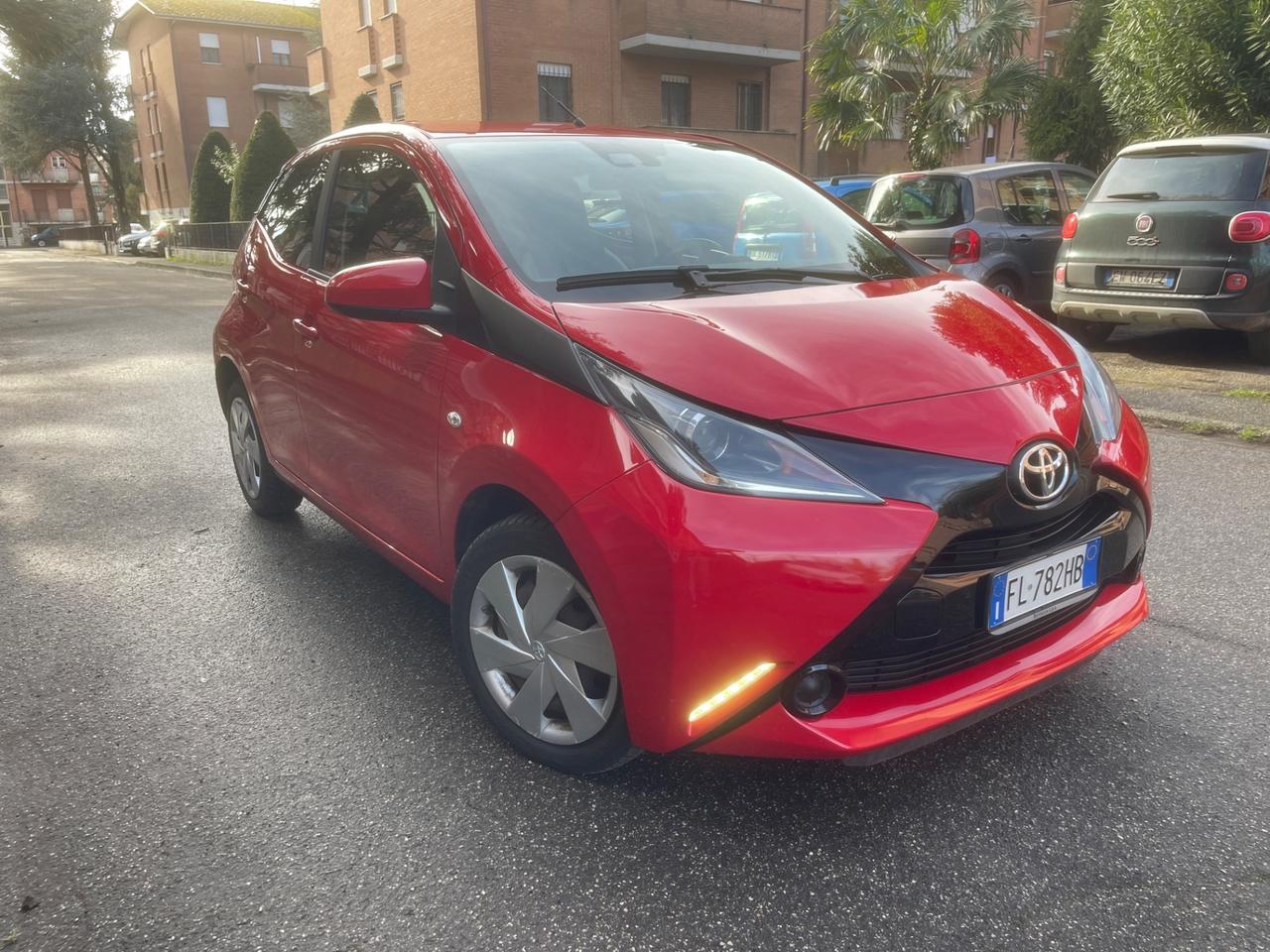 Toyota Aygo 1.0 VVT-i 69 CV 5 porte x-wave Bordeaux TSS