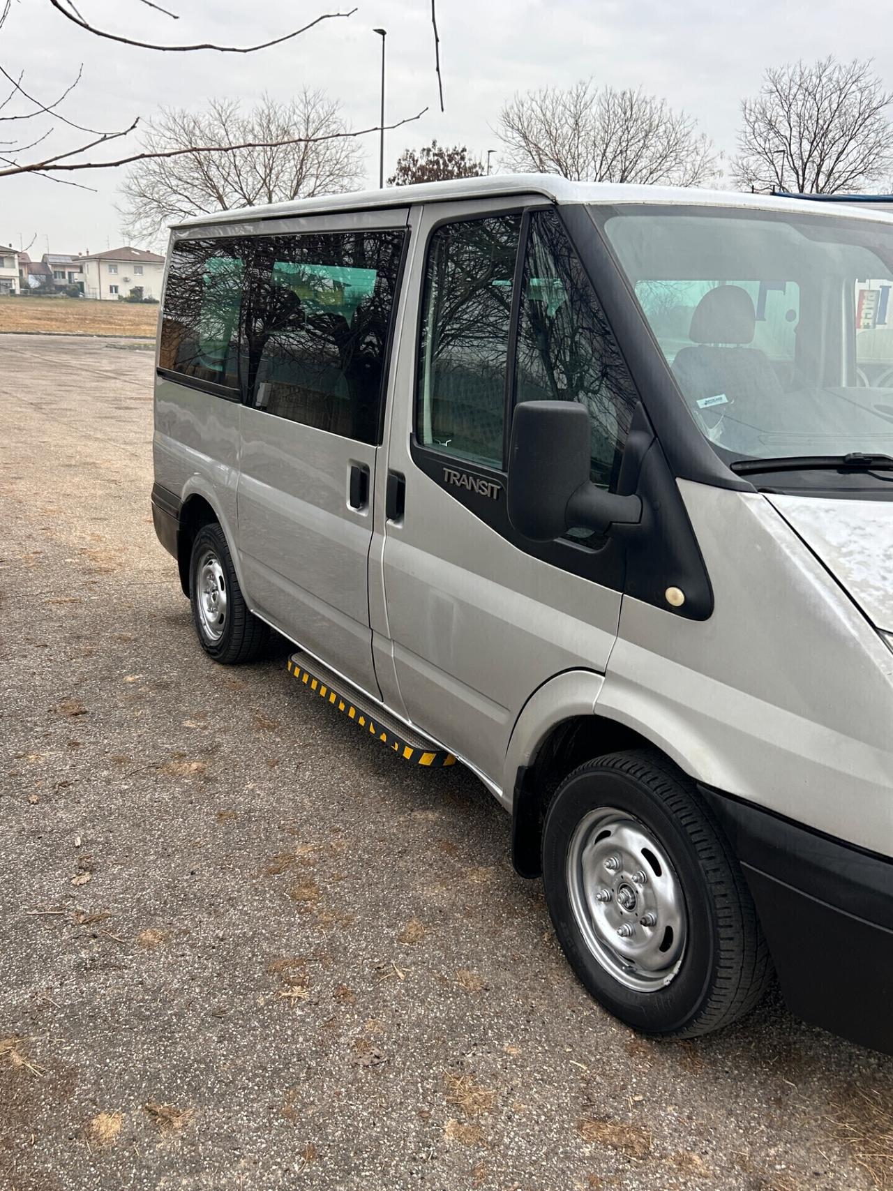 Ford Transit pulmino 9 posti con pedana
