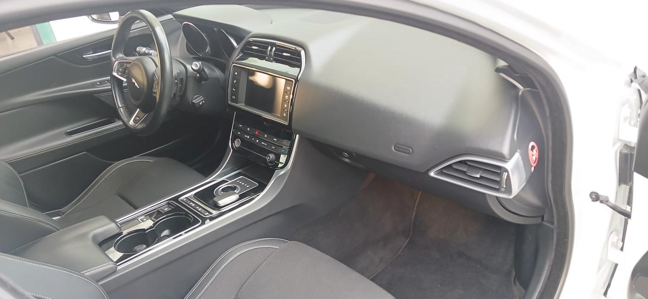 Jaguar XF 2.0 D 180 cv automatica look sportivo