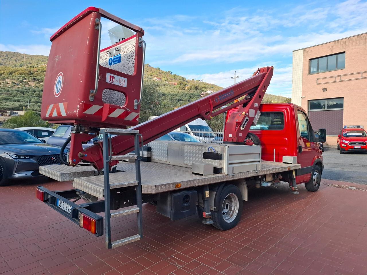 IVECO DAILY CON PIATTAFORMA MOBILE