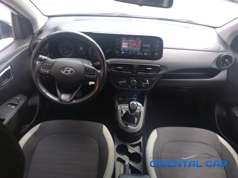 Hyundai i10 i10 1.0 TECH + CONNECT PACK + SENSORI DI POSTEGGIO + VETRI OSCURATI + TRENO DI GOMME INVERNALI