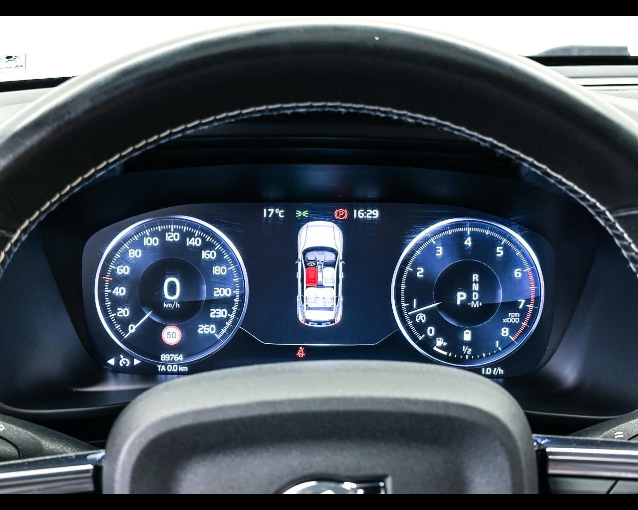 VOLVO XC40 (2017-->) - XC40 B5 AWD Geartronic R-design