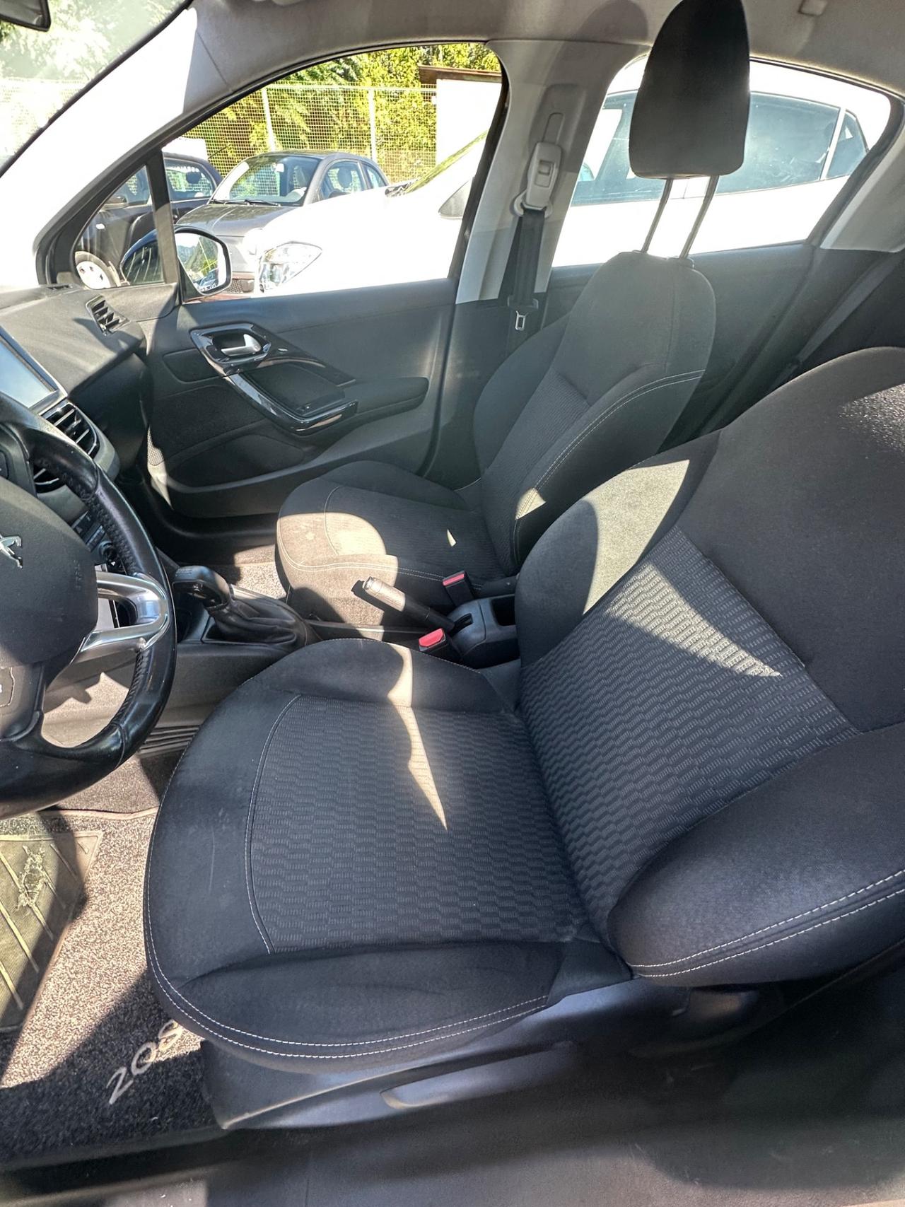 Peugeot 208 PureTech 82 5p. GPL Allure