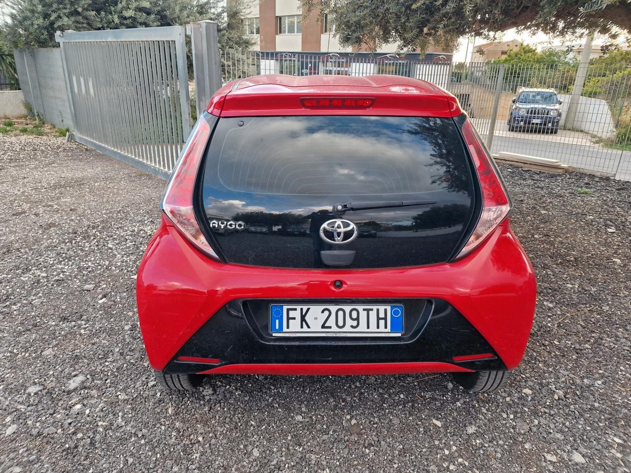 Toyota Aygo 1.0 VVT-i 69 CV 5 porte x-black TSS