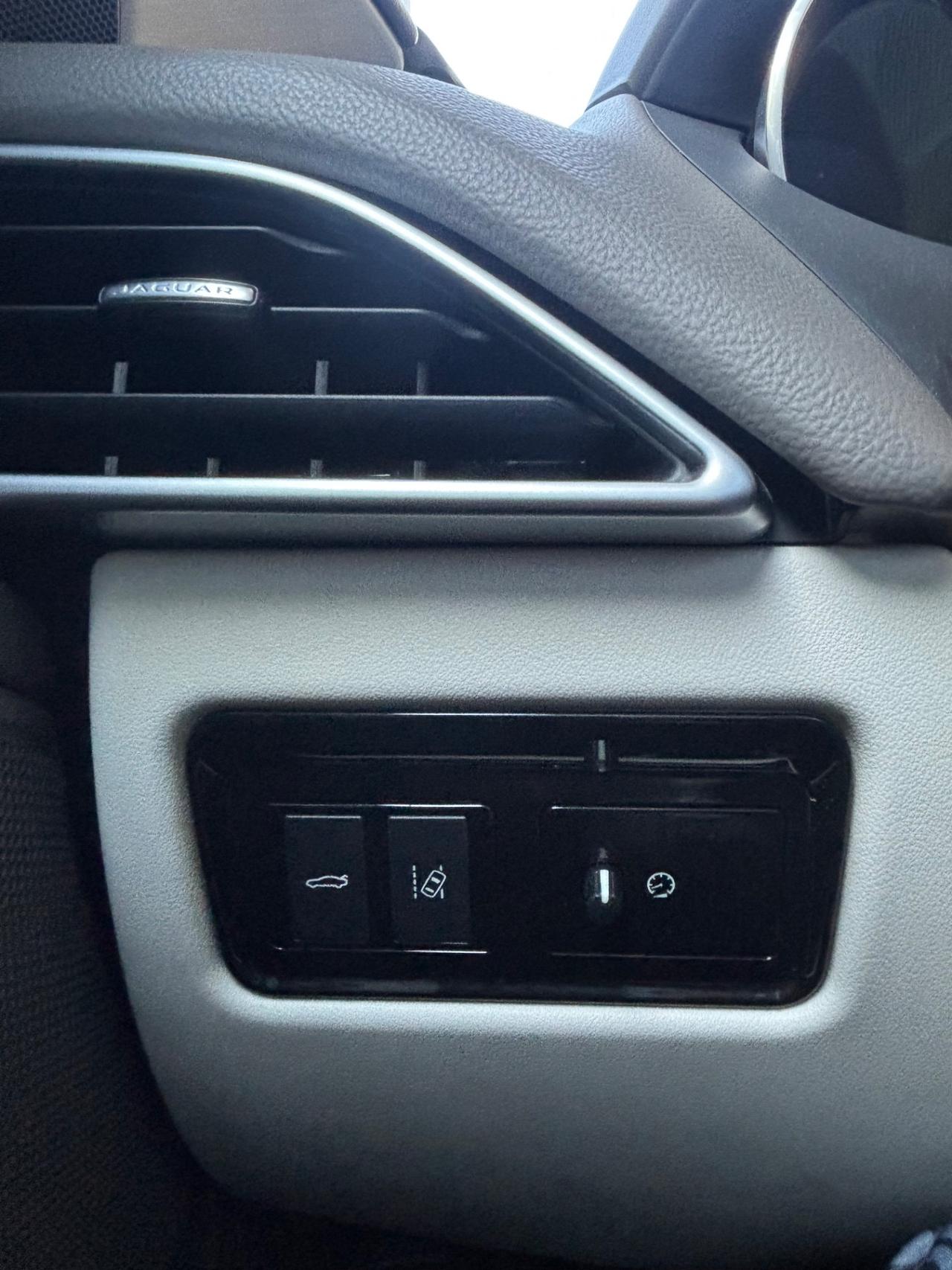 Jaguar XE 2.0 D Turbo R-Sport