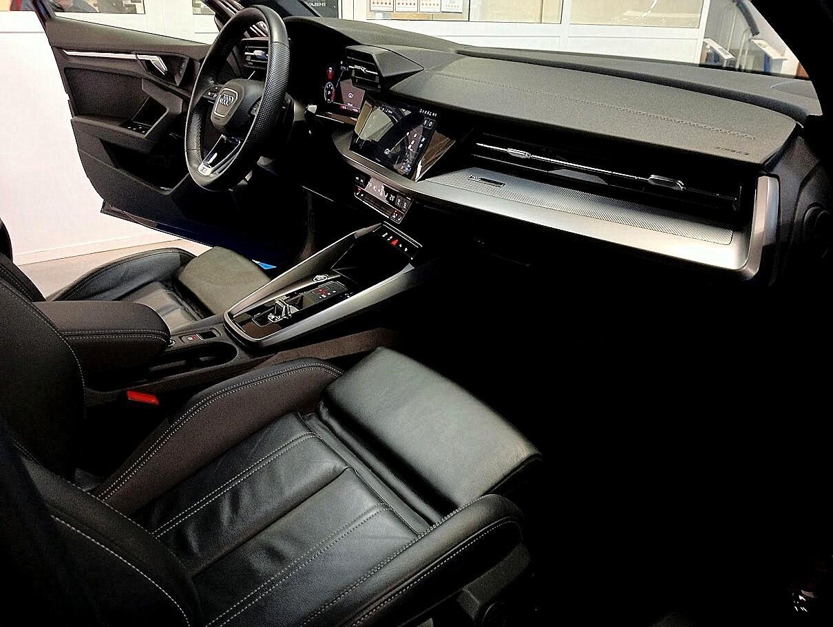 Audi A3 2.0 TDI SLINE EXCLUSIVE IDENTITY BLACK 19" MATRIX