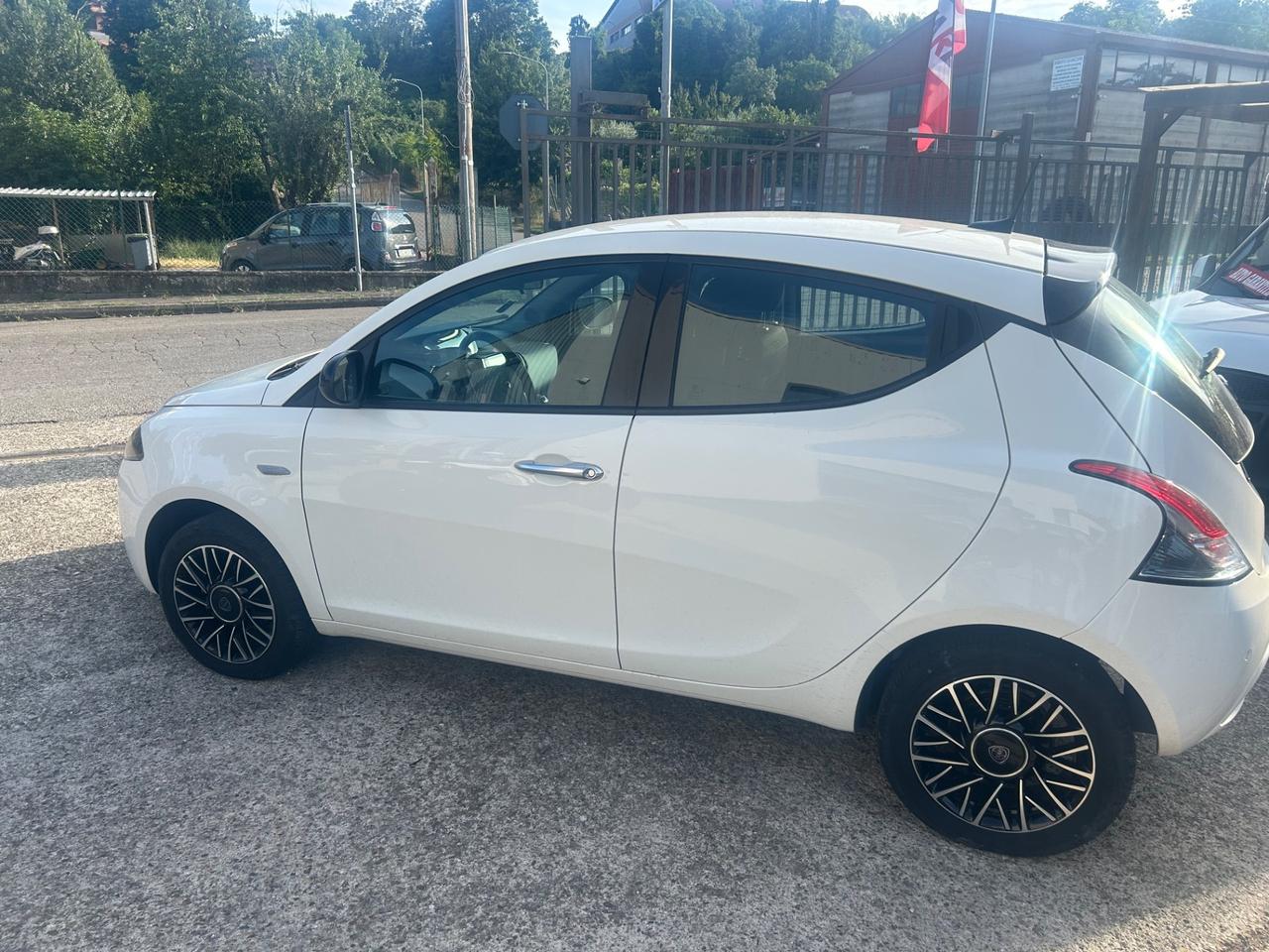 Lancia Ypsilon 1.0 FireFly 5 porte S&S Hybrid Platino