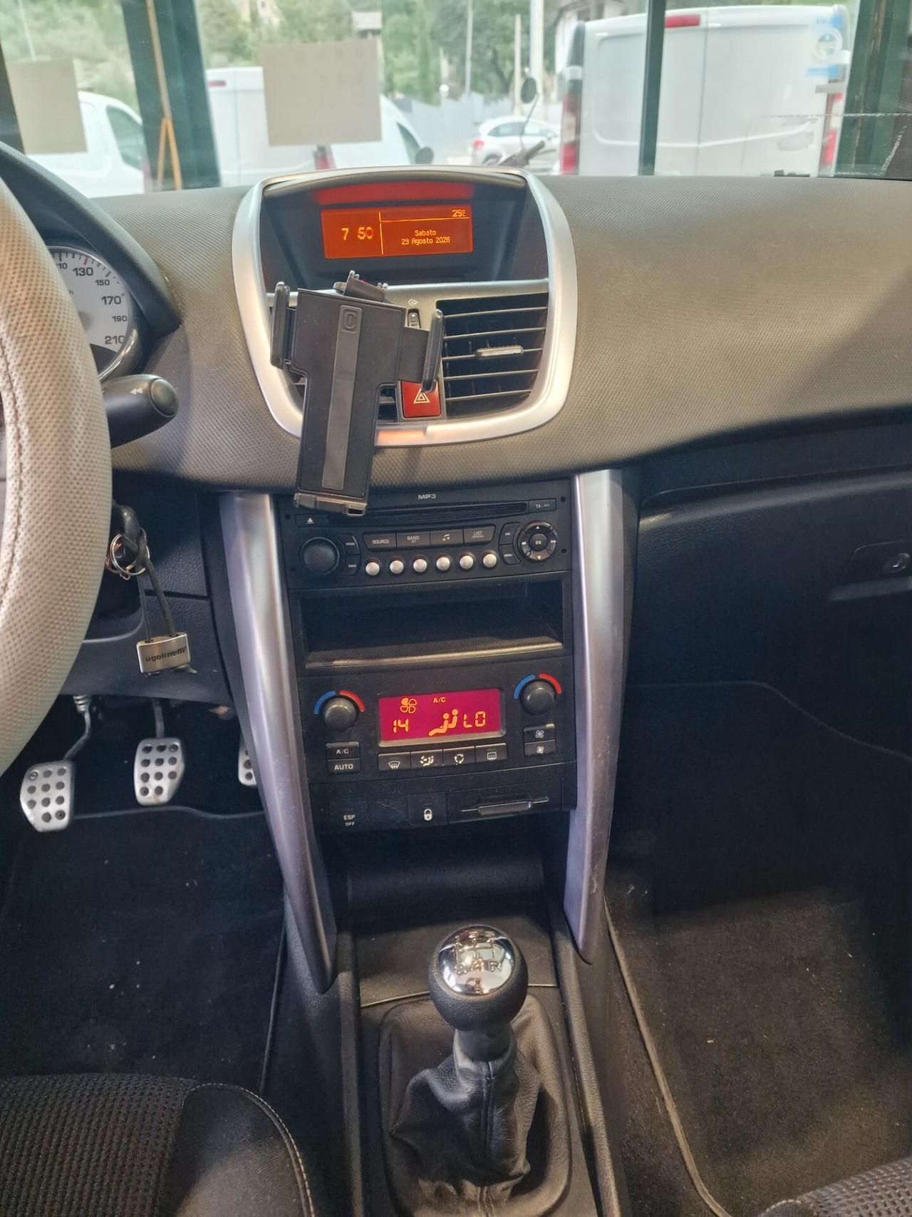 Peugeot 207 1.6 HDi 110CV CC Féline