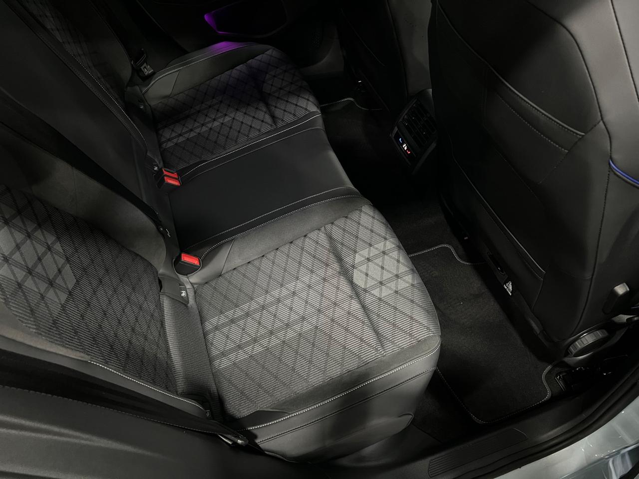 VOLKSWAGEN GOLF 8.5 2.0 TDI DSG R-Line Plus 150 cv