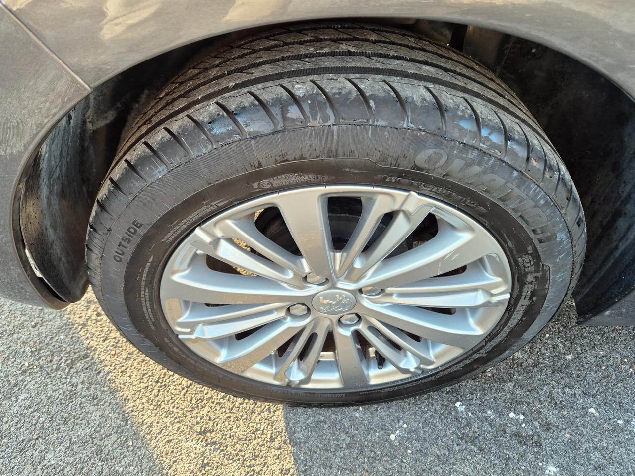 Peugeot 208 PureTech 82 5p. GPL Allure