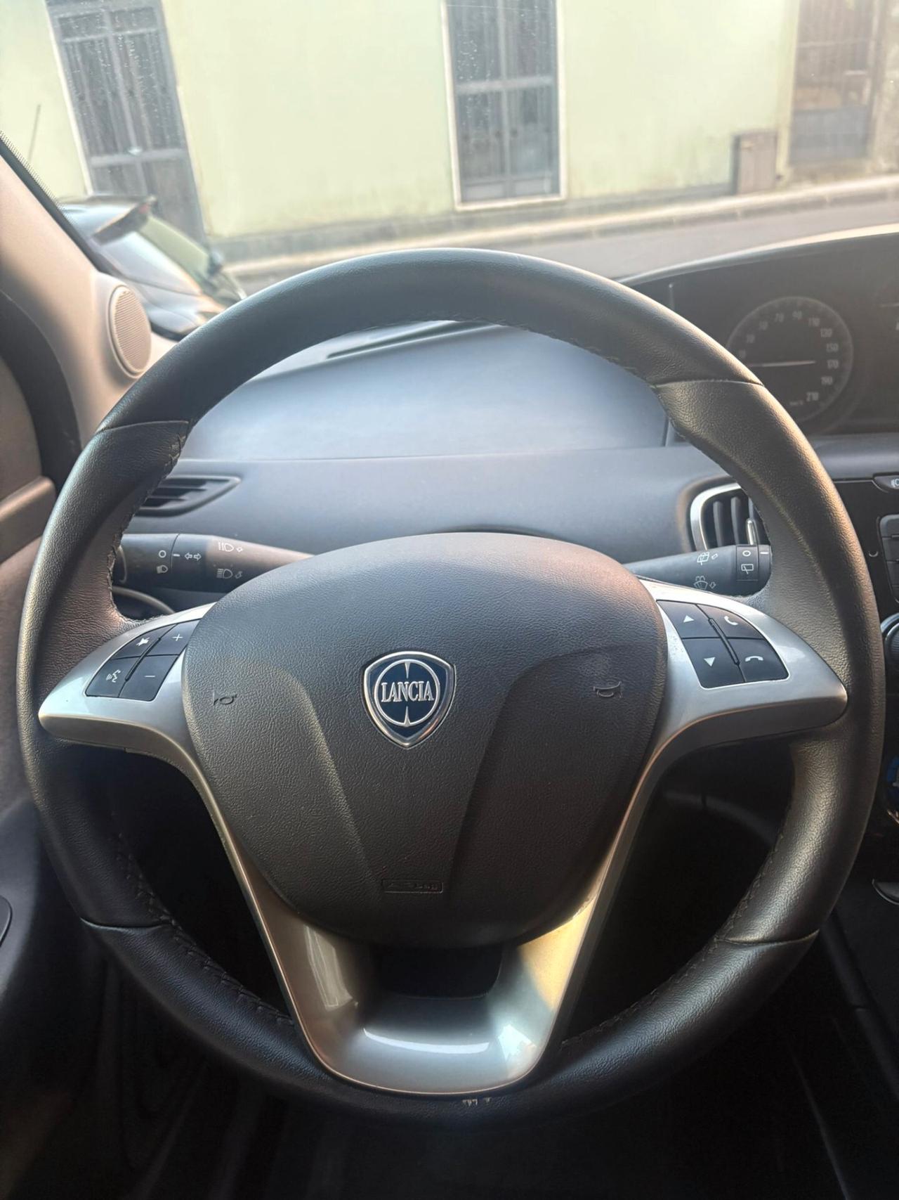 Lancia Ypsilon 1.0 FireFly 5 porte S&S Hybrid Ecochic Silver