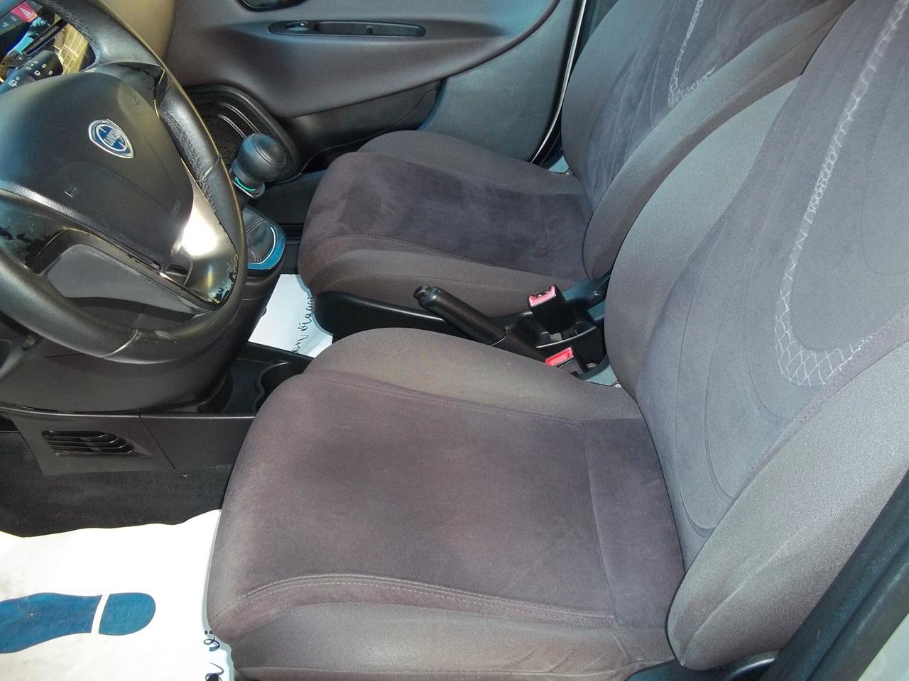 Lancia Ypsilon Gold 1.2 8v Ok neopatentati 5 posti Euro 5B