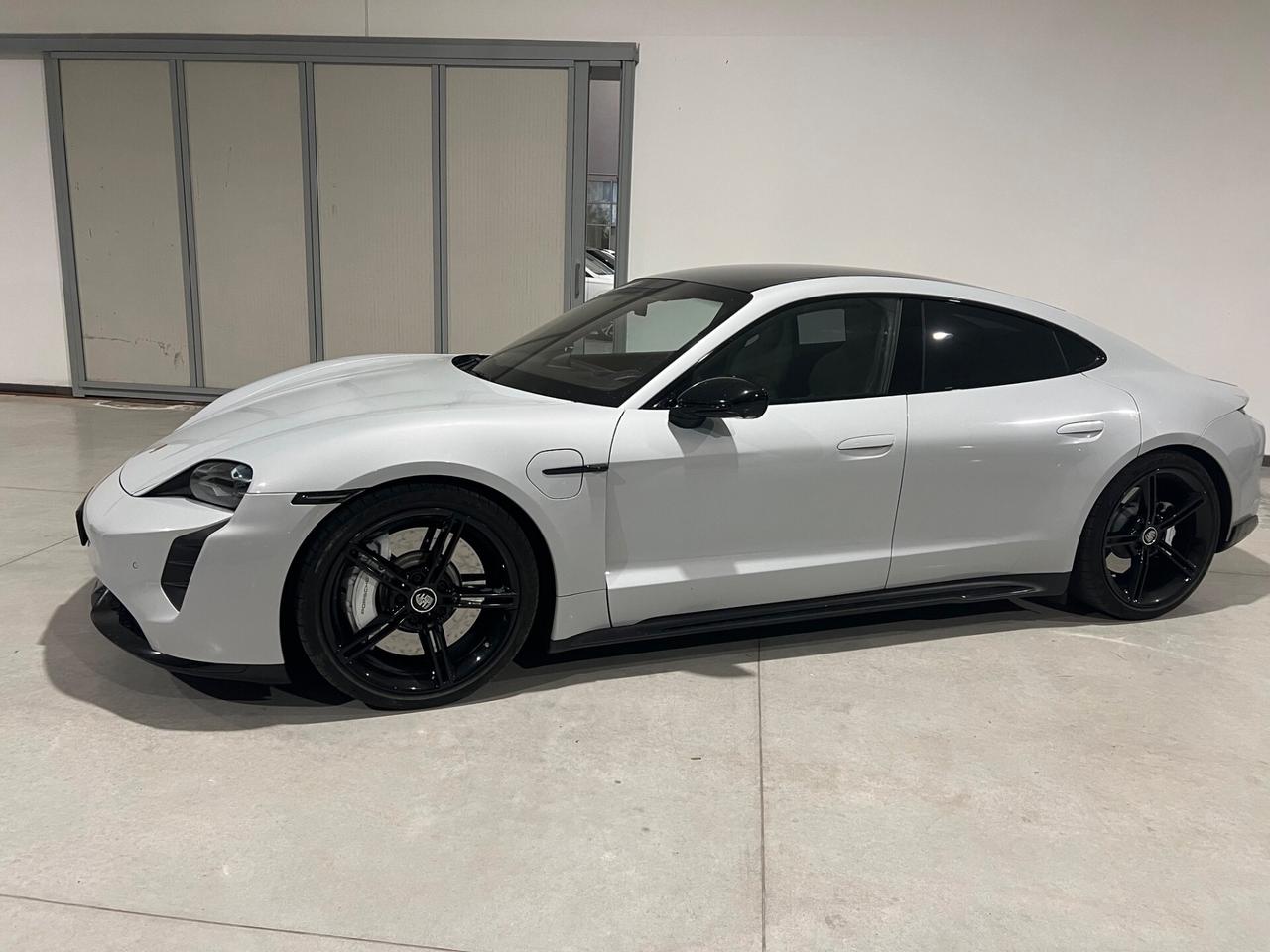 Porsche Taycan Turbo 625CV possibilita noleggio no scoring