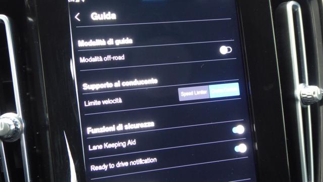 VOLVO XC40 B3 automatico Plus Dark